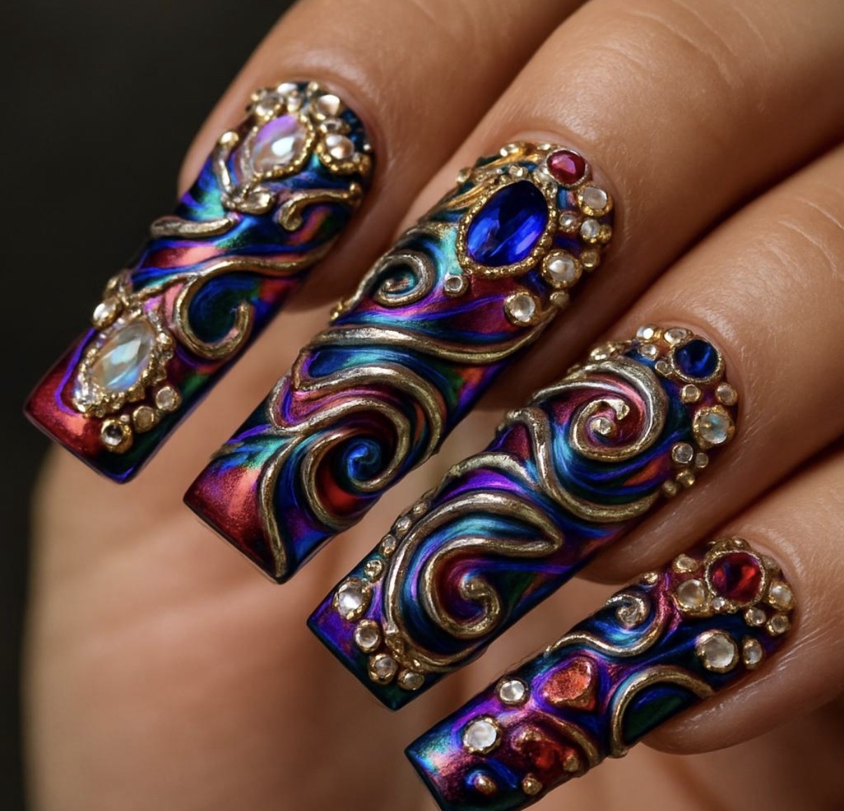 Inspiration pour la formule de 4 heures : reflets multicolores, arabesques et bijoux