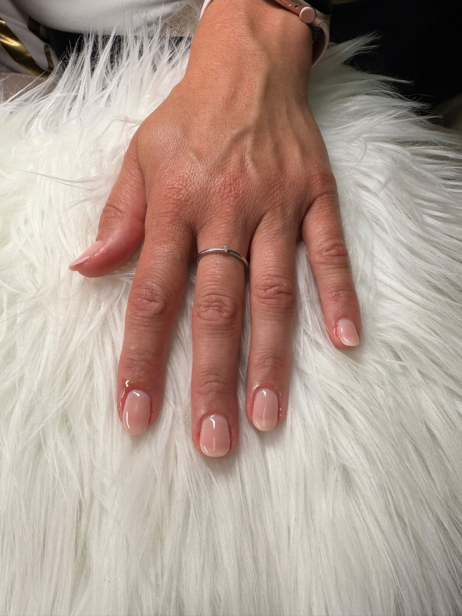Manucure courte et naturelle avec finition rose translucide