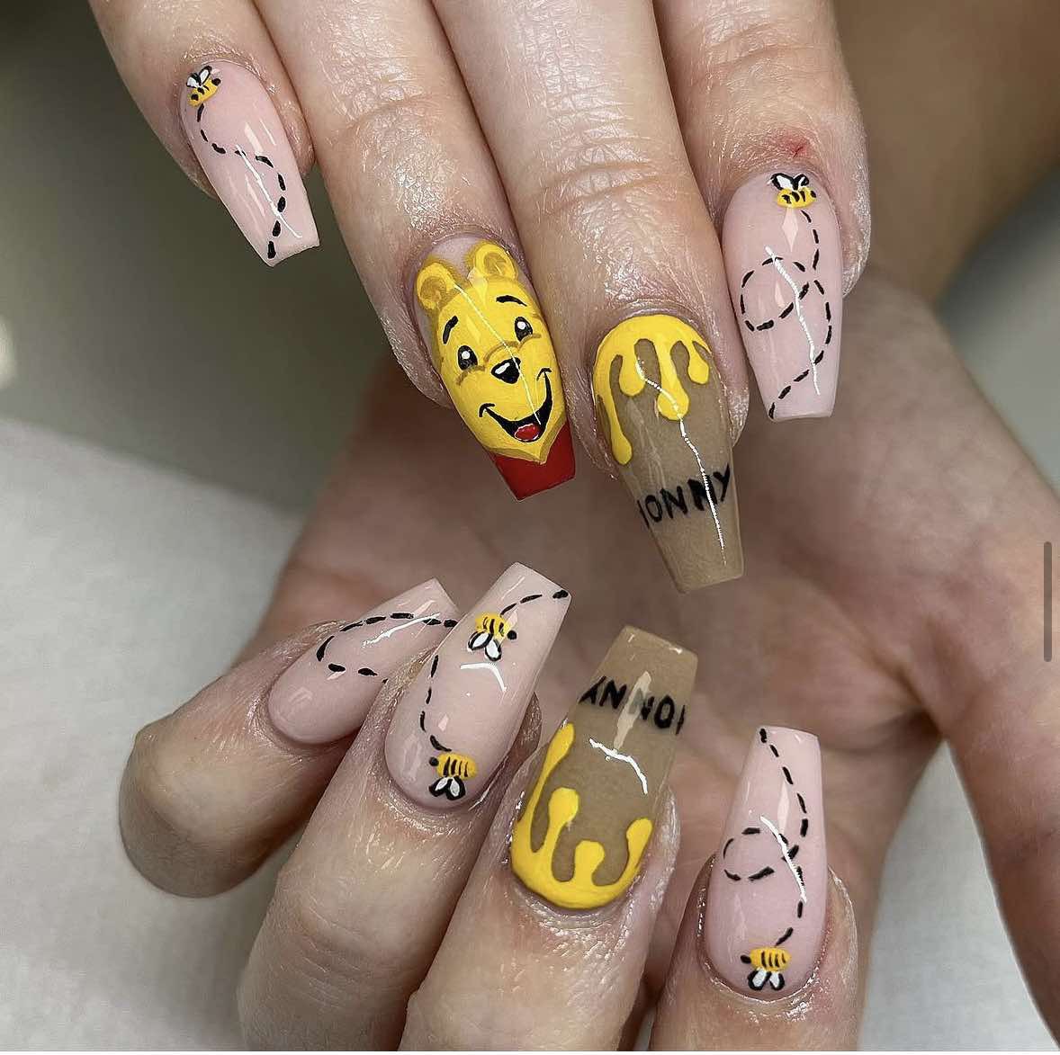 Nail Art avec un ourson jaune, du miel et de petites abeilles