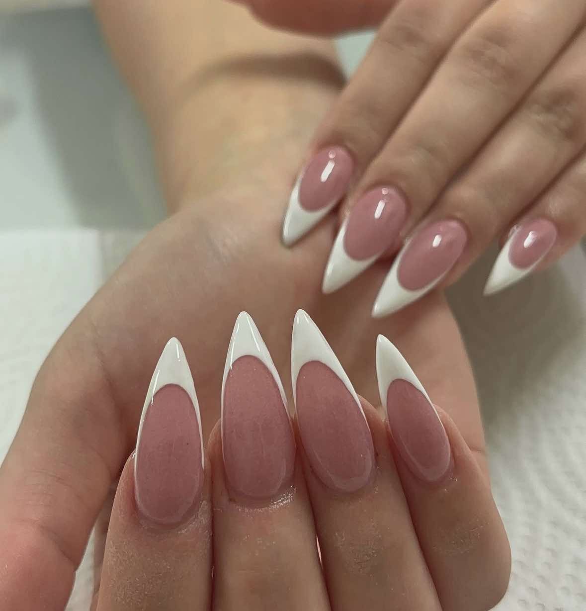 Pose d’ongles français, base rosée et pointes blanches