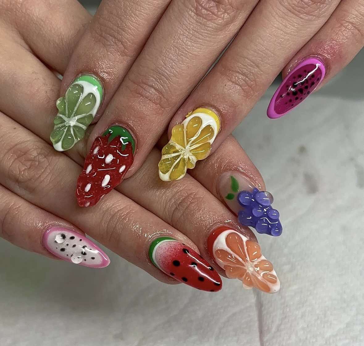 Nail Art fruité multicolore avec agrumes et fruits en relief