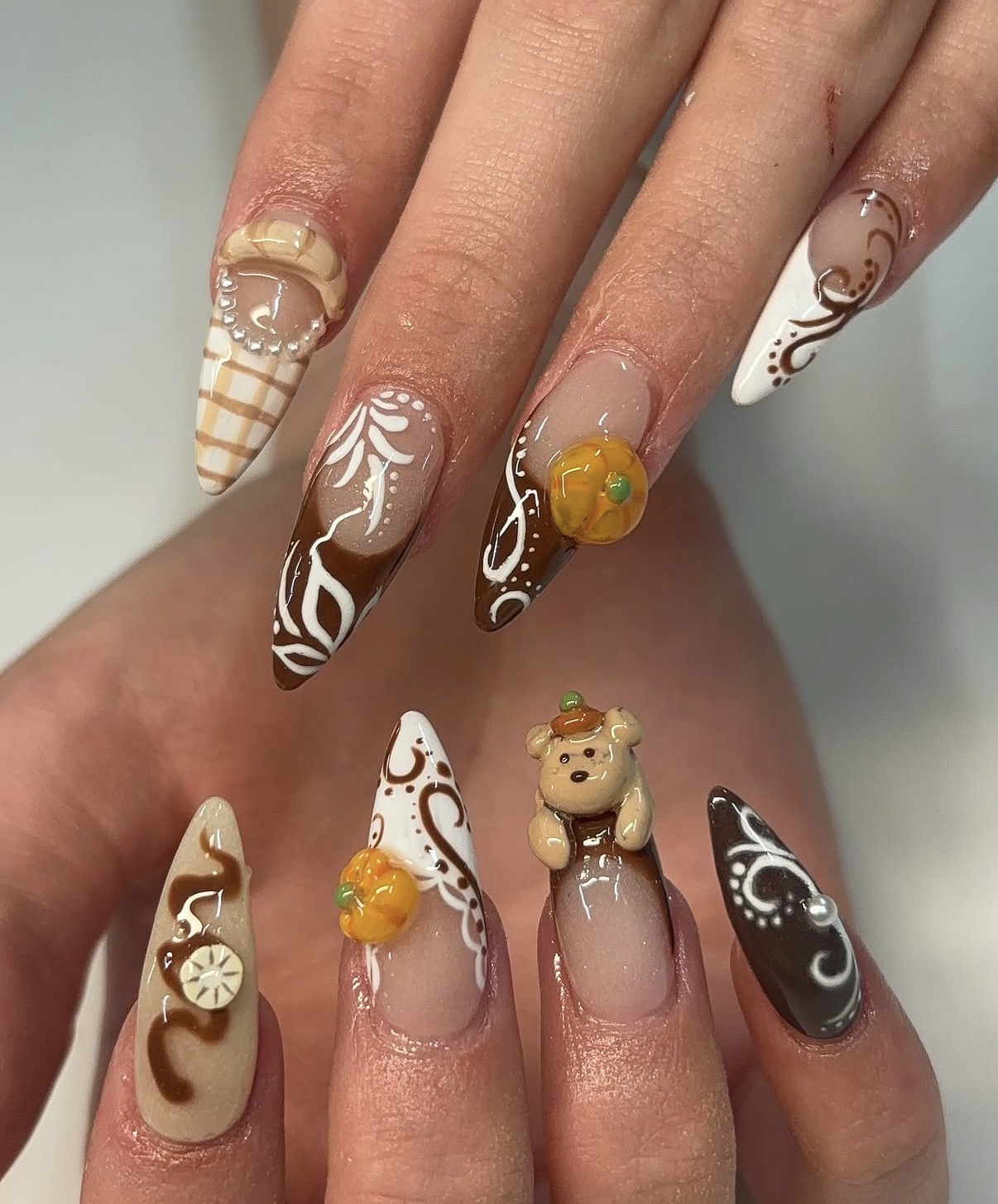 Nail Art détaillé avec motifs d’automne et éléments en relief, exemple d’un projet d’environ trois heures