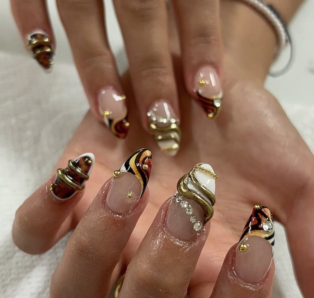Nail Art écaille avec accents dorés et ornements, exemple d’un projet d’environ deux heures